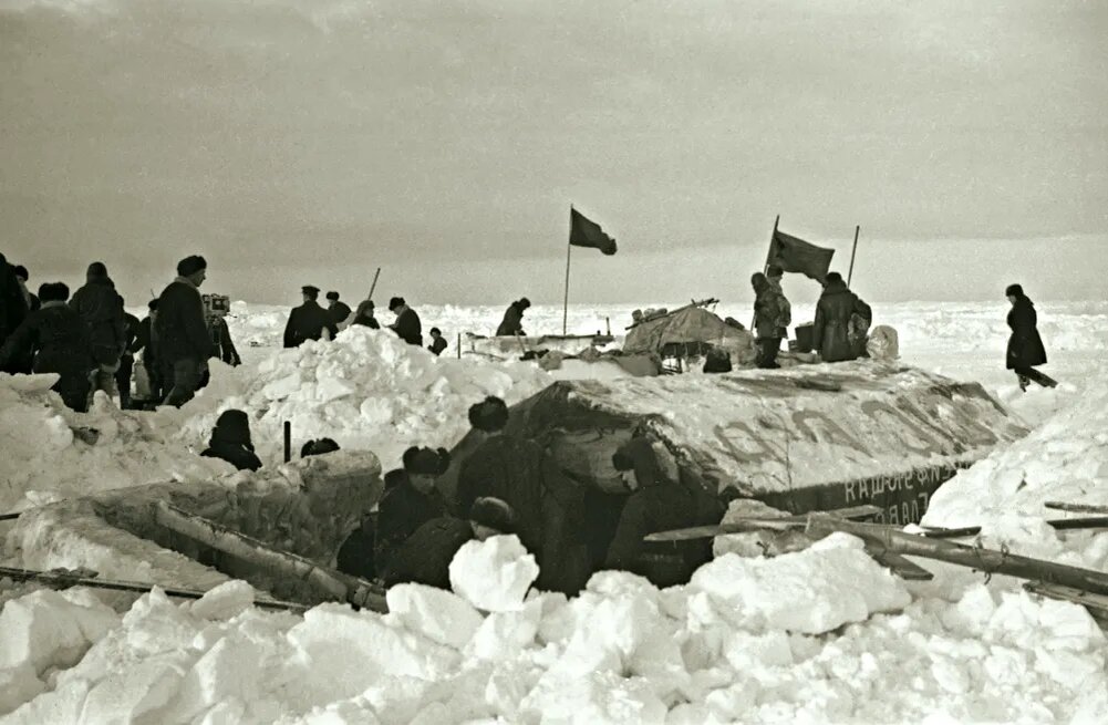 Брезентовые стены палатки для станции (длина 2 м, высота 2,5 м, ширина 4 м) утеплены двумя слоями гагачьего пуха.