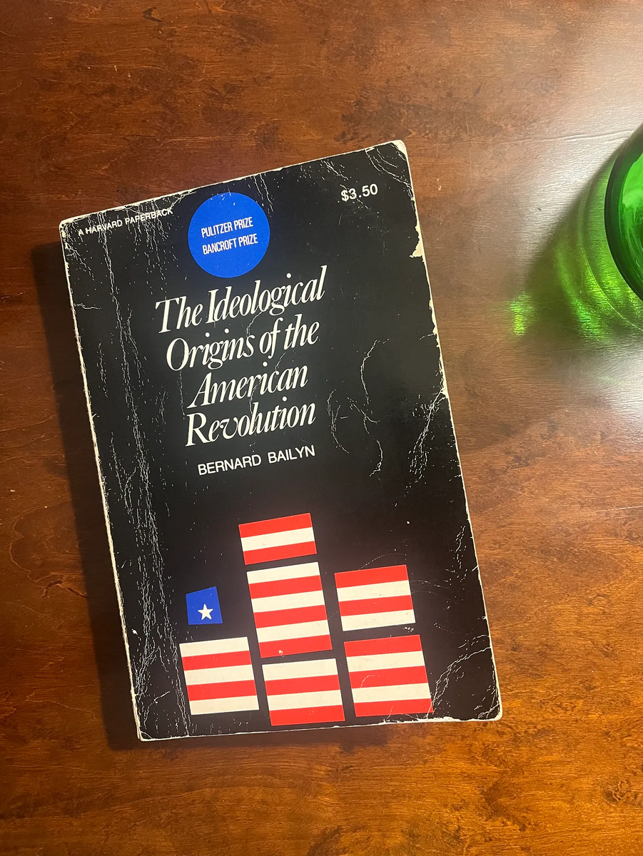Мой личный экземпляр книги Бернарда Бейлина «Идеологические истоки американской революции». Прошу прощения за потёртости.