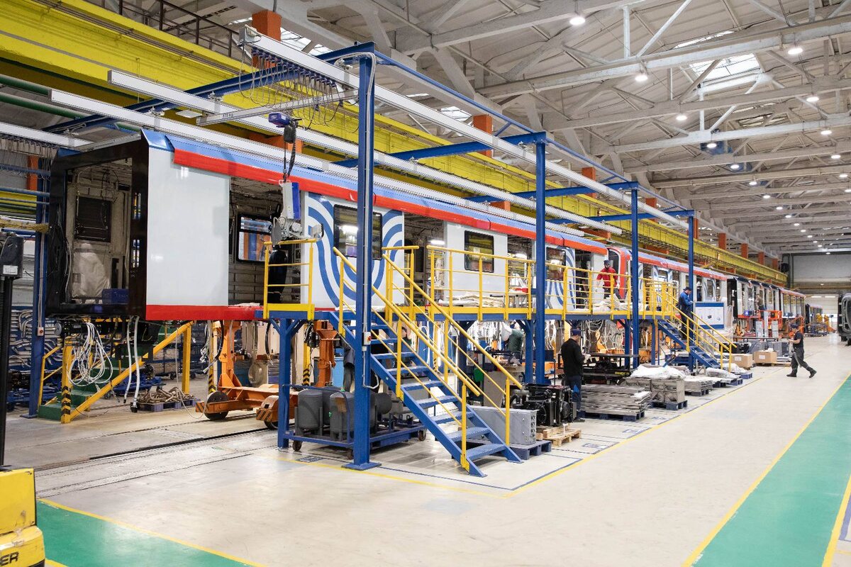📷 1.1: Главная сборочная линия: кузова, монтаж кабелей и узлов, рабочие площадки вдоль состава.