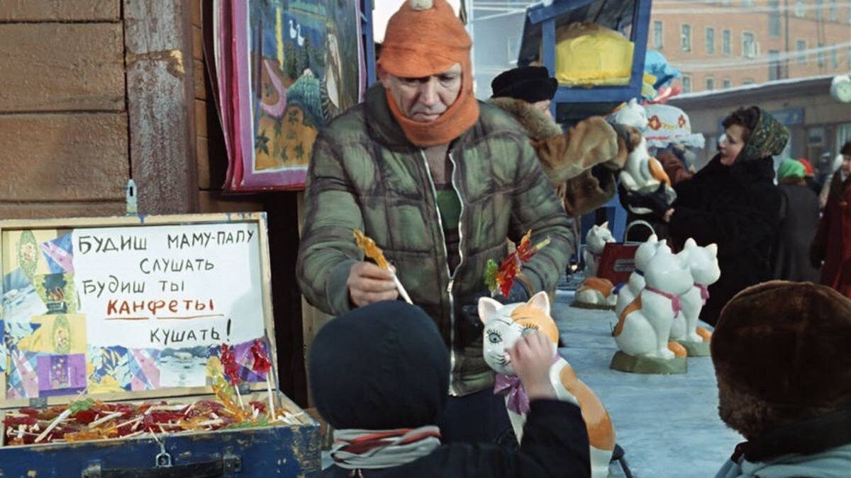    Балбес (Юрий Никулин) торгует леденцами в фильме «Операция «Ы» и другие приключения Шурика» (1965) / Фото: Kinopoisk.ru