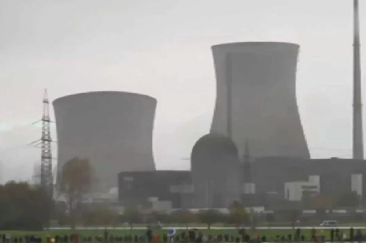    В Германии взорвали две 160-метровые градирни крупнейшей АЭС в стране