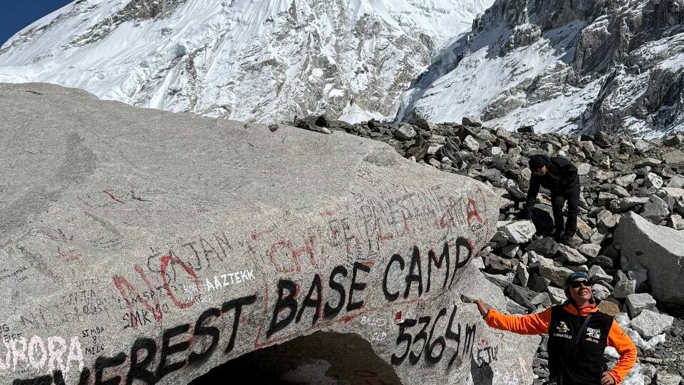 Два часа, три километра и вот уже показался заветный камень с надписью Everest Base Camp