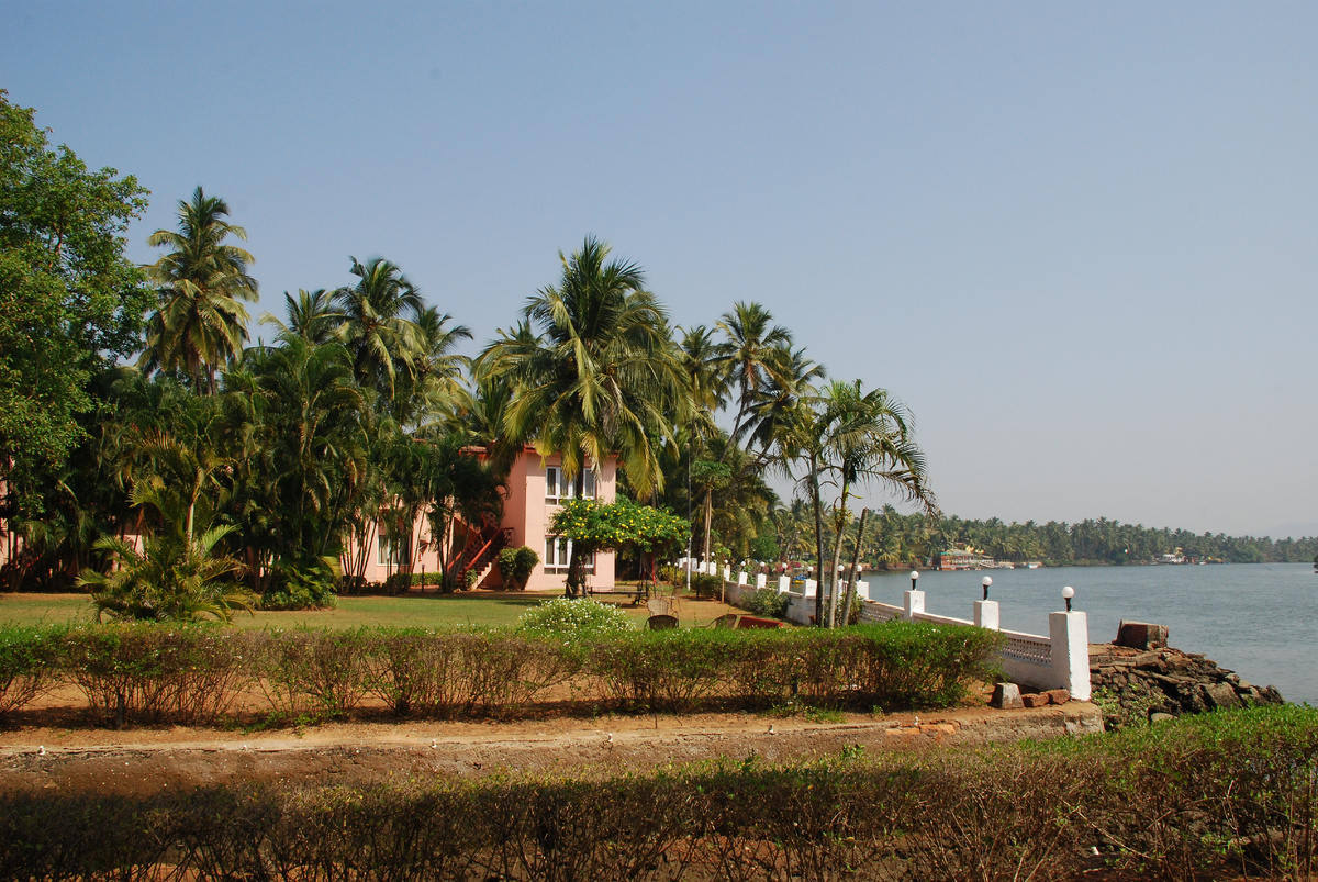 Наш отель на берегу реки Сал