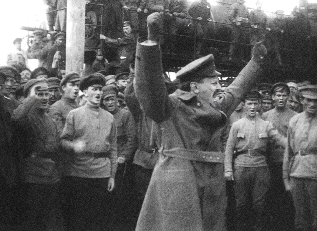1918 год. Лев Троцкий выступает перед красноармейцами