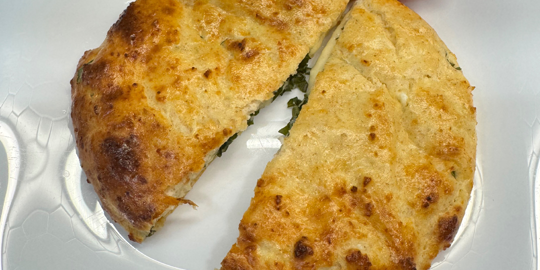 Идеальный завтрак для энергии и сытости: белковая лепешка с зеленью