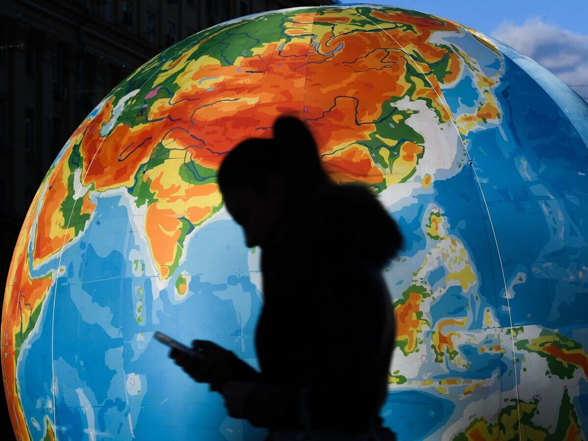    Прохожий с телефоном© РИА Новости / Владимир Астапкович