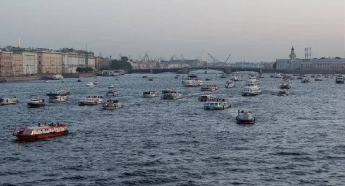 Нева в туристический сезон. Источник: https://www.yaplakal.com/forum28/st/50/topic2925367.html
