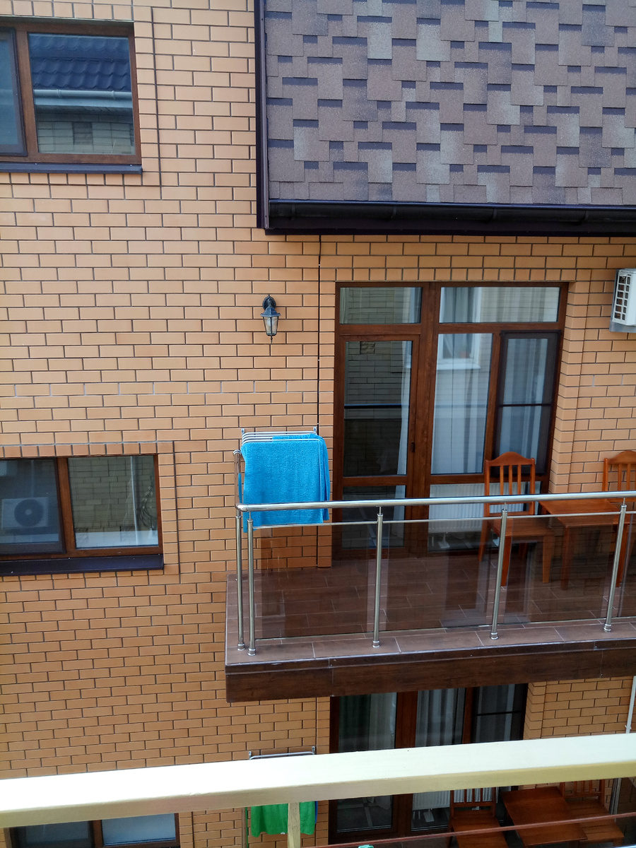 Фото автора. Есть один значительный минус в « Золотой миле »-это можно смотреть за туристами из своего окна в их, очень близко корпуса расположены. 