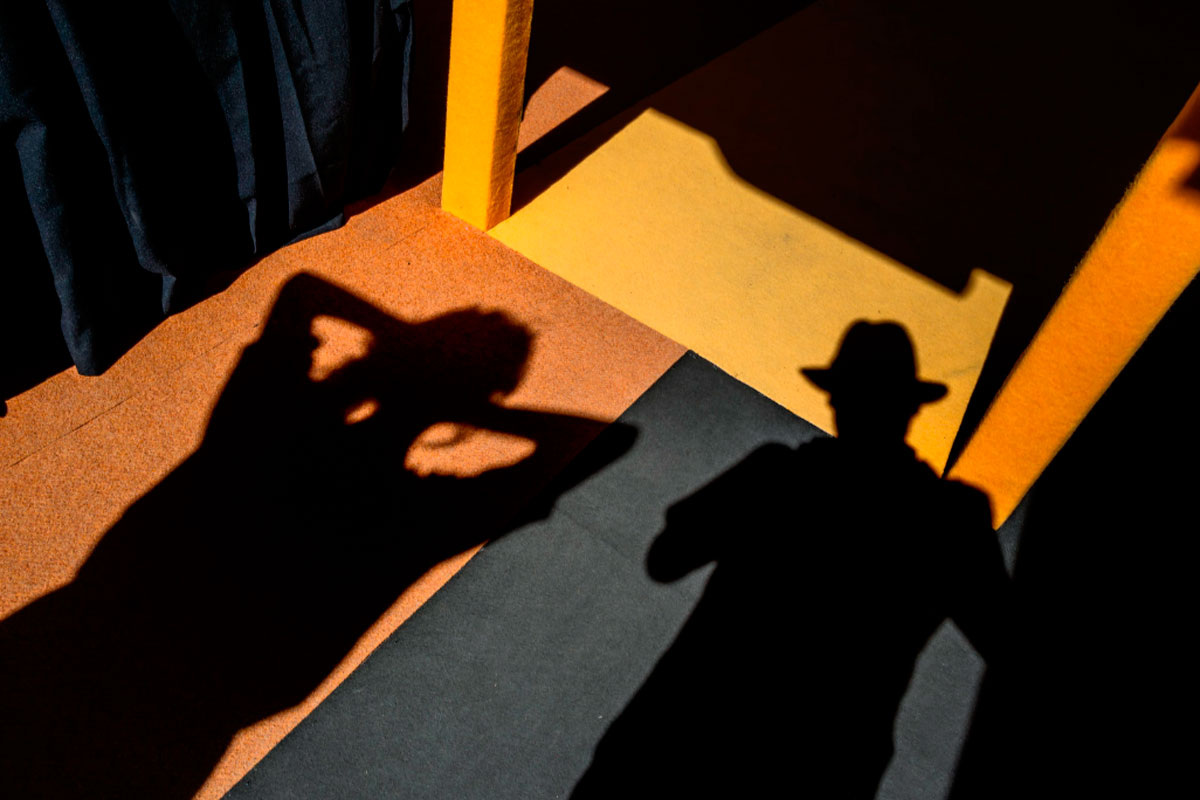 С точки зрения идеализма, стол и экран — это устойчивые структуры в поле разума, а ваше сознание и сознание, создающее Вселенную, едины