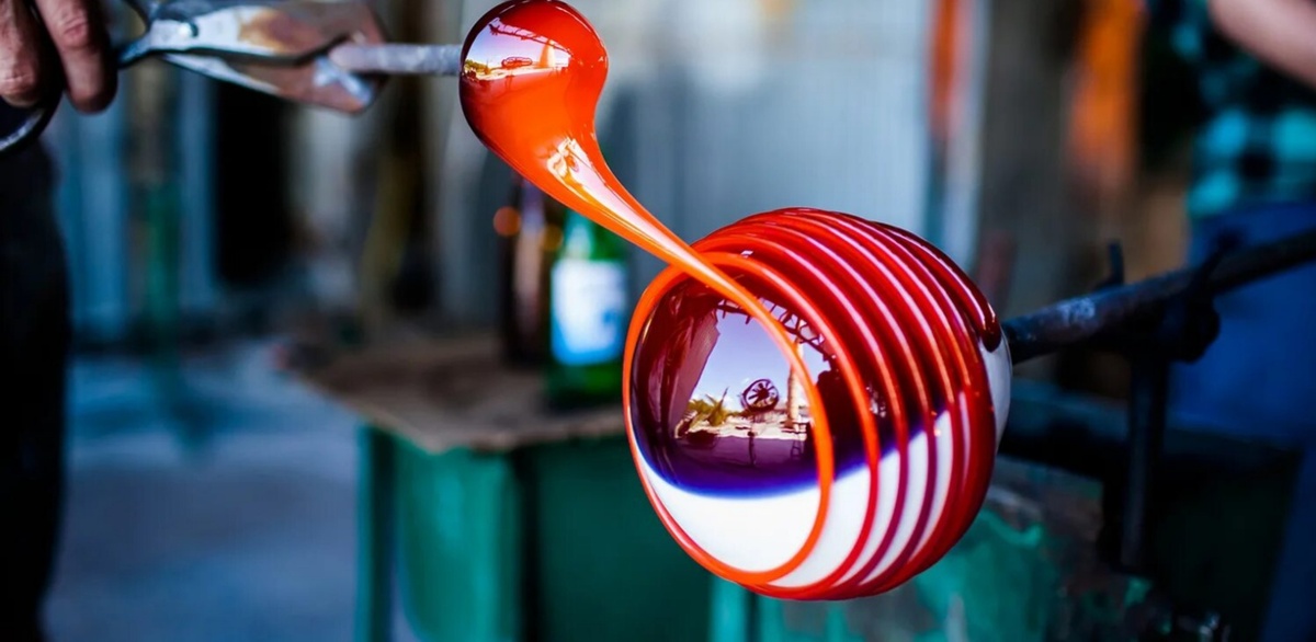 Стеклоделие (стекловарение) — процесс производства стекла и изделий из него. Основное сырьё — кремнезём, но в состав могут добавлять другие компоненты (например, оксиды магния или алюминия) для придания материалу определённых свойств.