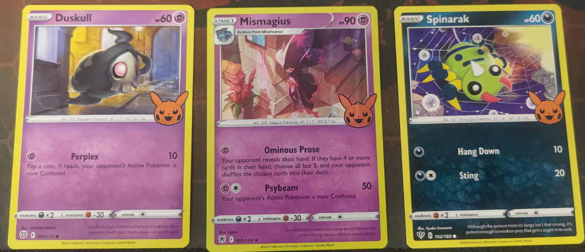 В данном бустере представлены разные покемоны, и всегда в количестве трех штук.