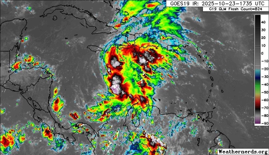 А вот так она зарождается, чтобы принести немало бед 