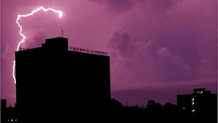 Всегда до победы — надпись на крыше, скрин с моего видео