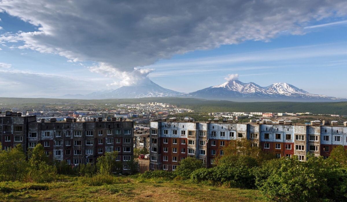     Вид на город Петропавловск-Камчатский на фоне Корякского и Авачинского вулканов. Источник: © РИА Новости Автор фото: Александр Пирагис