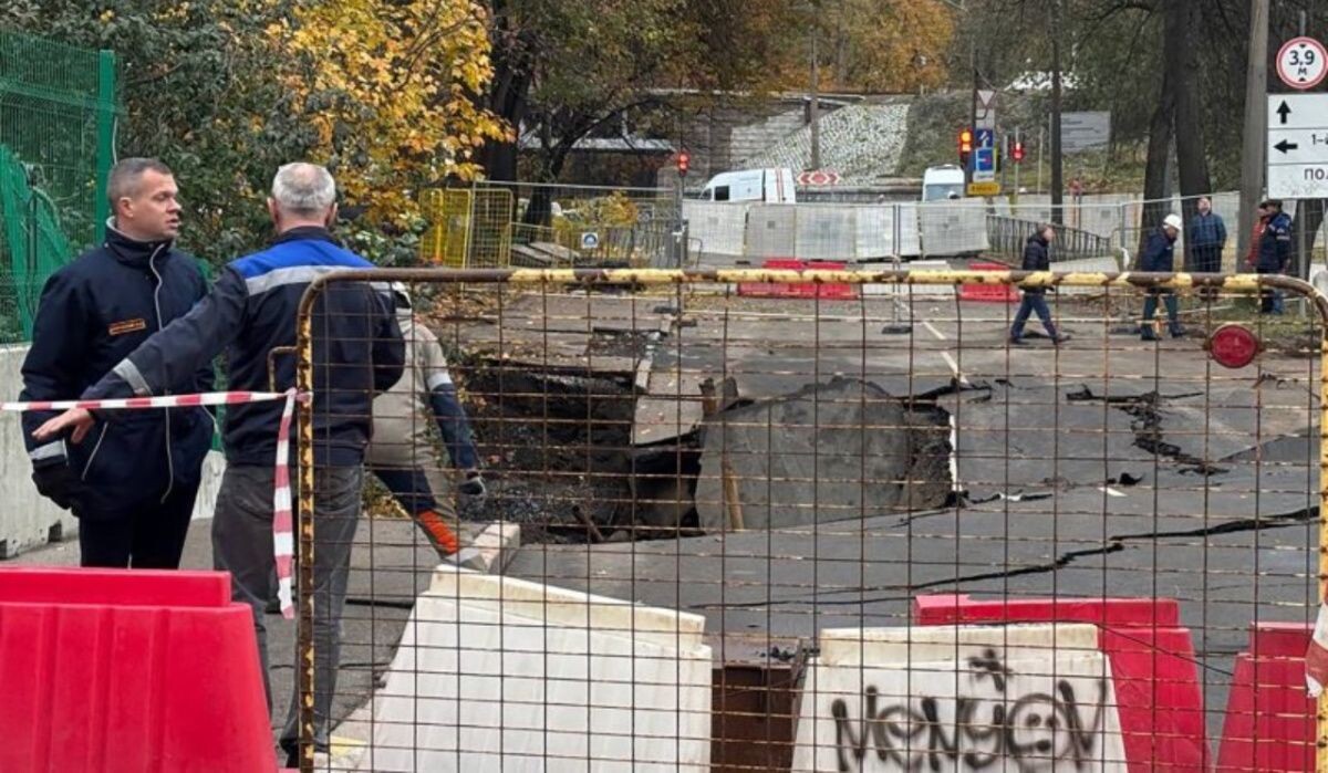     Просадка грунта в Петербурге привела к сливу сточных вод в водный объект. Источник: rg.ru Автор фото: Владислав Краев