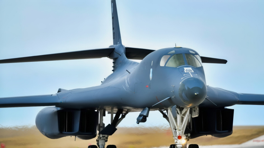 Фото и комментарии из статьи: B-1B Lancer ВВС США, приписанный к 37-й бомбардировочной эскадрилье, выруливает с взлётно-посадочной полосы авиабазы ​​Эллсворт, Южная Дакота, после завершения перелёта из континентальной части США в континентальную США, 3 ноября 2024 года. Все полёты тщательно планируются совместно с соответствующими боевыми командованиями, союзниками и партнёрами, чтобы обеспечить максимальные возможности для обучения и интеграции, а также соблюдение всех национальных и международных требований и протоколов