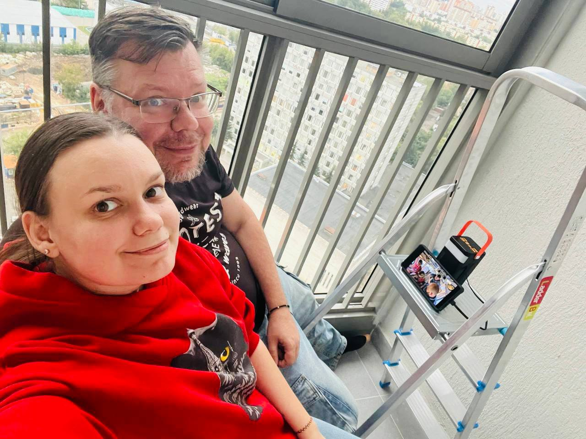 Это мы сидим на еще пустом балконе на двух единственных собранных стульях и ждем, пока ребята внутри собирают шкафы)