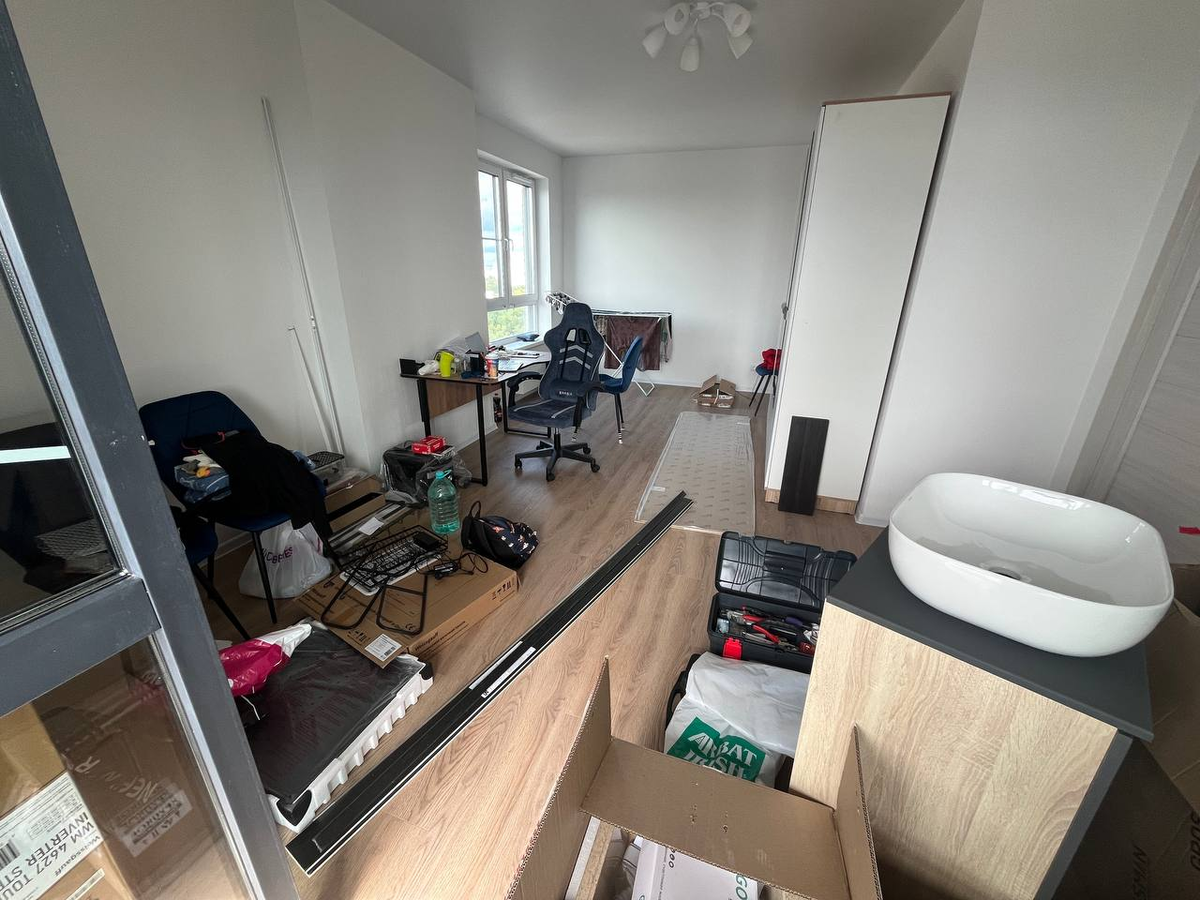 В первые недели после получения ключей, пока мы ставили новую мебель, в квартире царил хаос) Позже покажу, как тут все сейчас мы уютно в итоге устроили)))