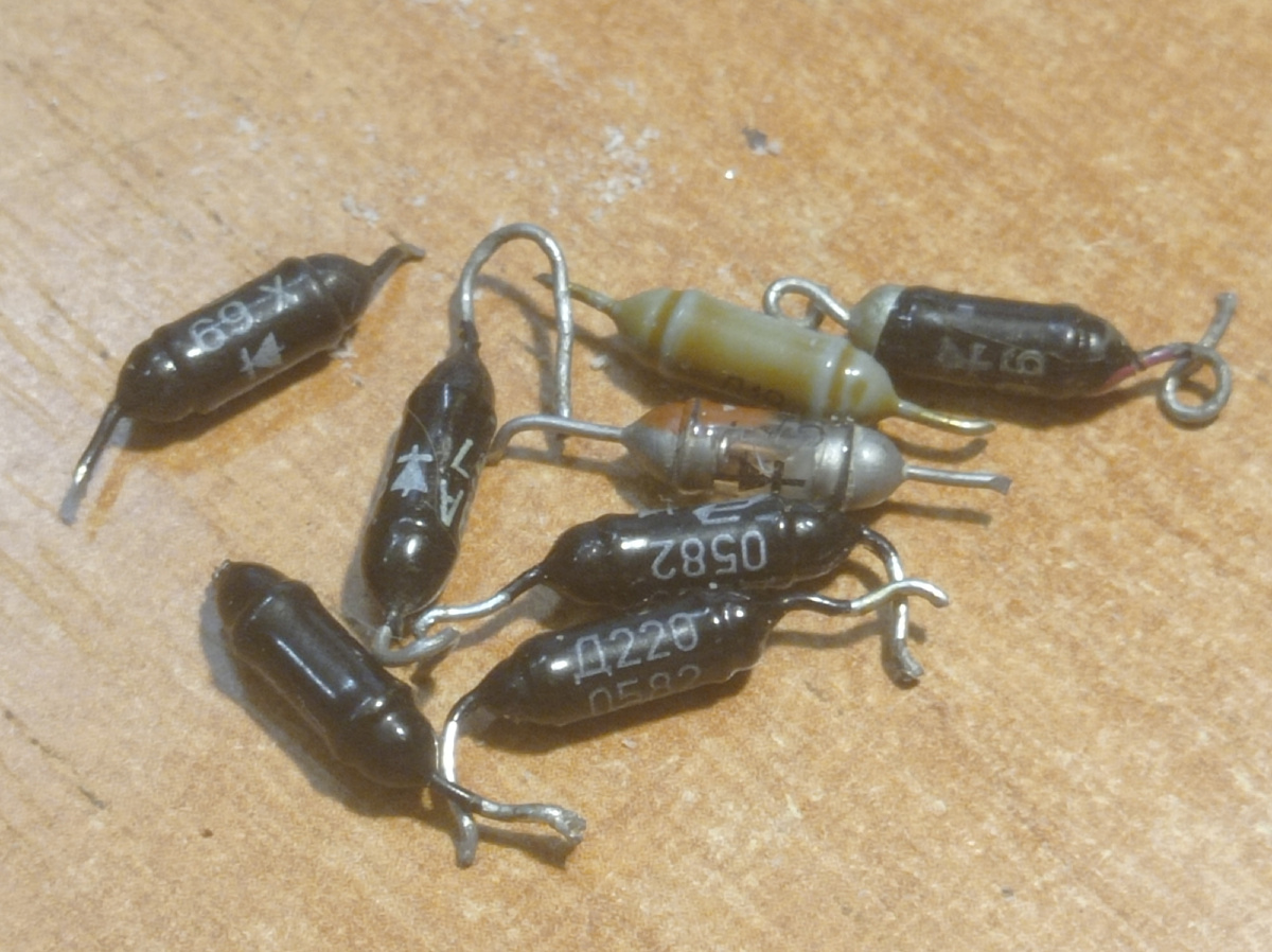 В основном чёрные, но попадаются серые и прозрачные.