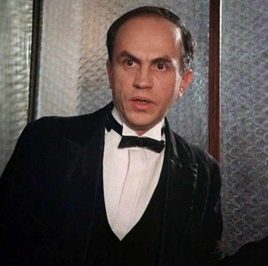    Алексей Золотницкий в фильме «Десять негритят»Кадр из видео