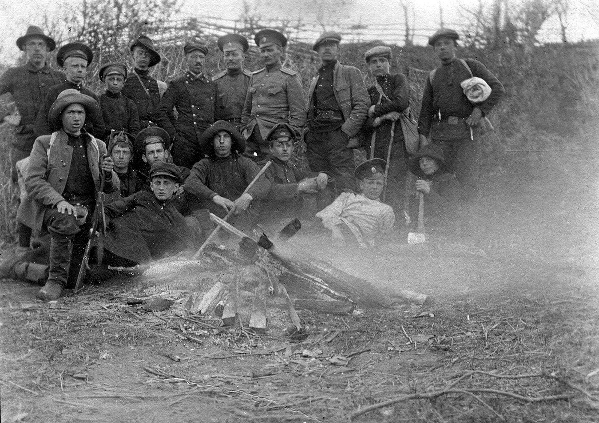 Подполковник В. К. Арсеньев (стоит в центре) с учениками Хабаровского реального училища во время экскурсии на хребет Хехцир. Второй слева в верхнем ряду - сын В. К. Арсеньева Воля (Владимир), третий слева - будущий геолог и ветеран БАМа Павлов Владимир, 1901 г.р.Посёлок Корфовский, 28 августа - 3 сентября 1914 года