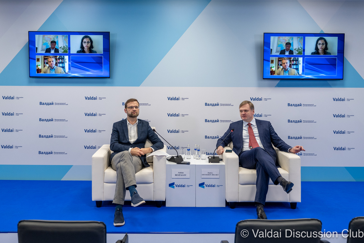 Антон Беспалов, Дмитрий Офицеров-Бельский, Лиу Хуа (онлайн), Рупал Мишра (онлайн), Александр Митич (онлайн), Вали Каледжи (онлайн) © Клуб «Валдай»