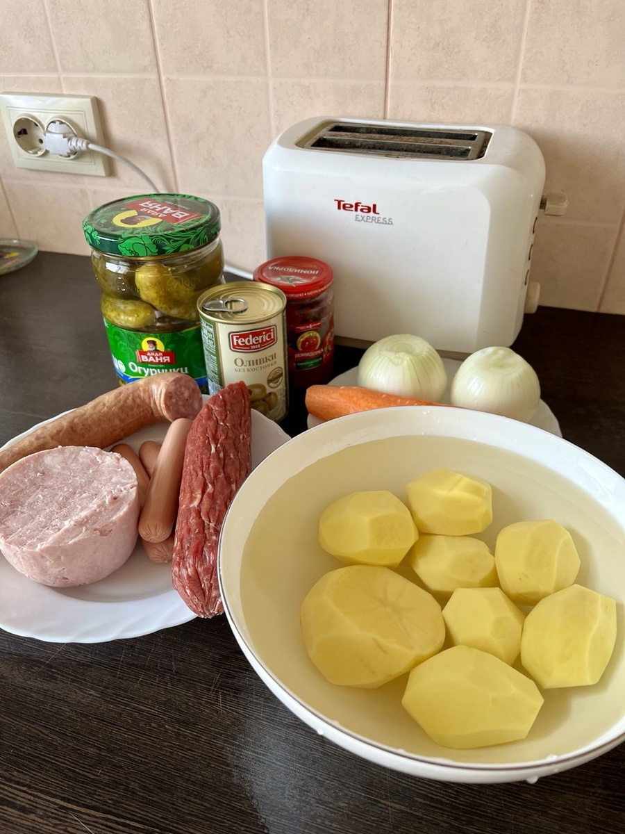 Этого количества продуктов хватает на две кастрюли. На фото нет ребрышек. Вспомнила про них, когда уже готовить начала. 