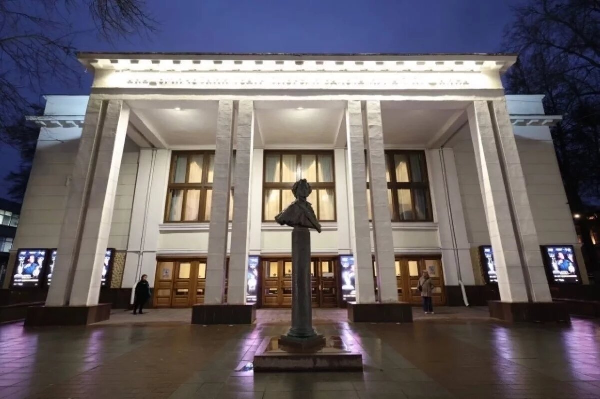    Губернатор Никитин поздравил театр оперы и балета им. Пушкина с 90-летием