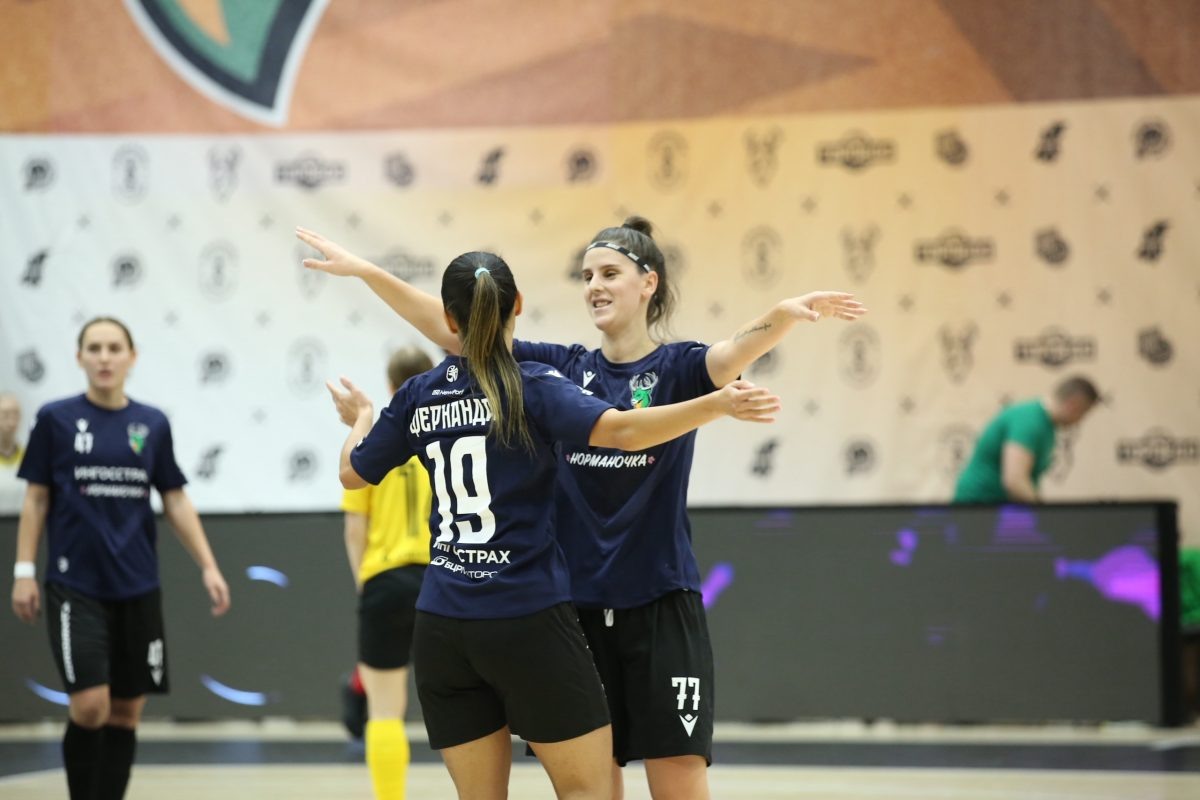    Мария Самойлова принимает поздравления с забитым голом