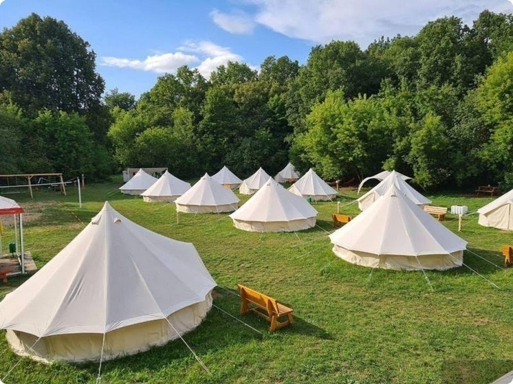     В местах детского отдыха откроют 25 палаточных лагерей с сафари-палатками и санитарно-бытовыми блоками на 1200 мест. Фото: све.рф.