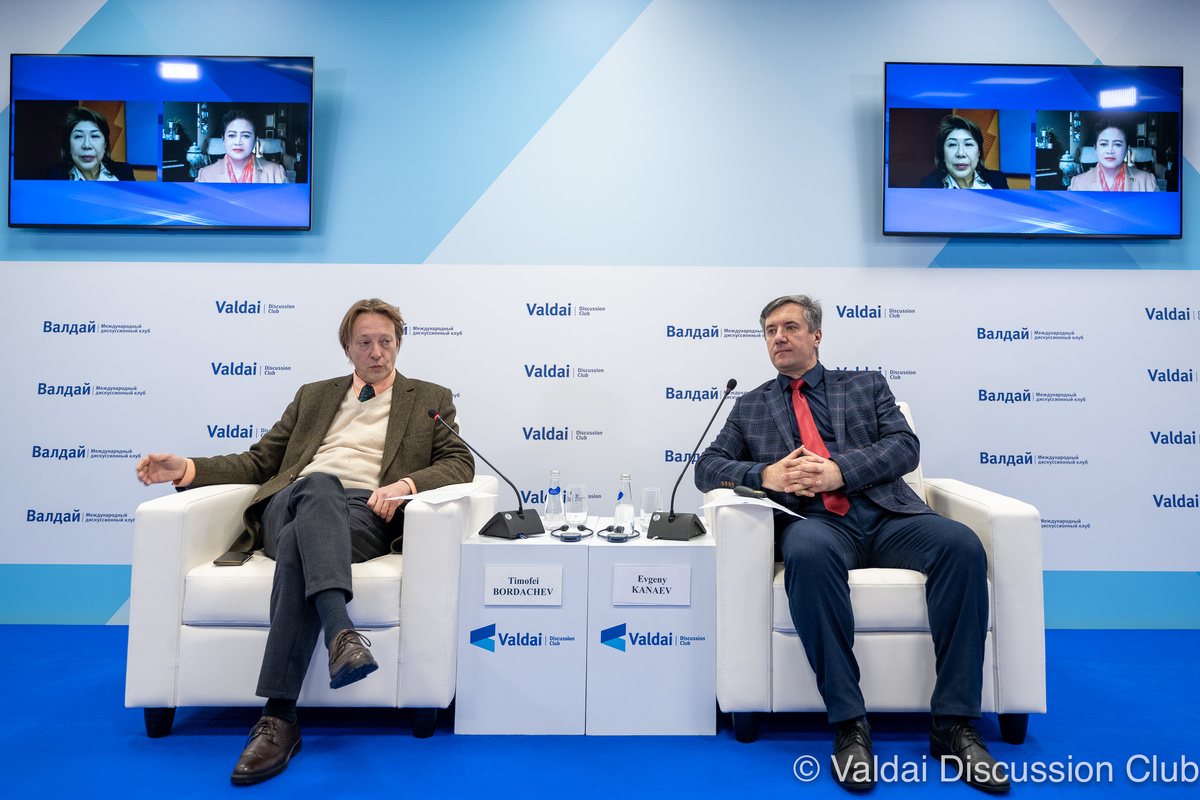 Тимофей Бордачёв, Евгений Канаев, Сун Фуй Куин (онлайн), Конни Рахакундини Бакри (онлайн) © Клуб «Валдай»