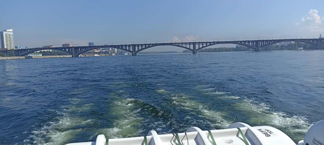 Мост, изображённый на десятирублёвой купюре находится в Сибири