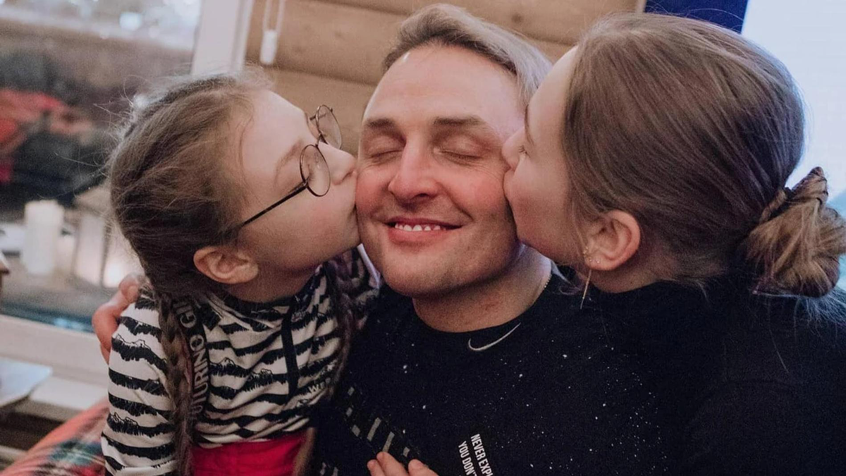    Аскольд Запашный с дочками Эльзой и Евой. Фото: Инстаграм (запрещен в РФ) eva_zapashnaya