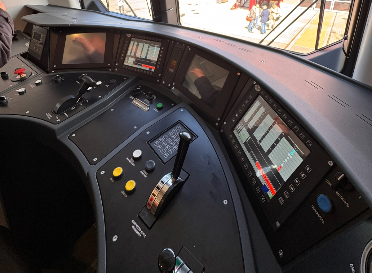 2ЭС11 пульт машиниста. Россия, Санкт-Петербург, Музей железных дорог России. Автор: ТЯГА к знаниям. Дата: 28 августа 2025г. Источник фото: https://railtrain.pro