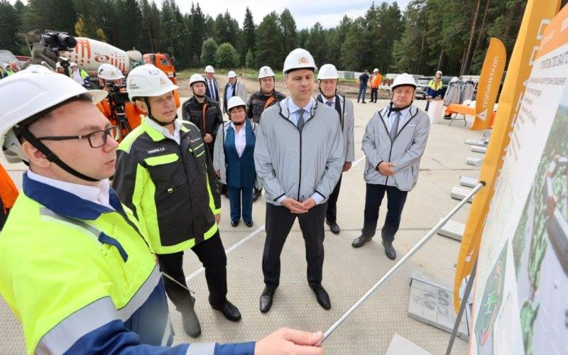 Представители строительной компании и региональных властей обсуждают проект будущего промышленного объекта. На площадке демонстрируются планы и технологии строительства, (источник: zolteh.ru)
