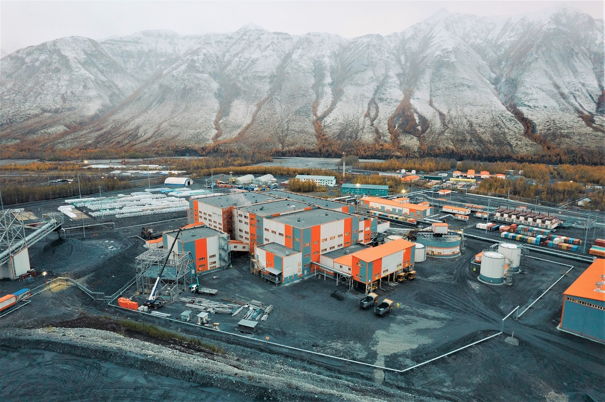 Современный горно-обогатительный комбинат на фоне заснеженных гор. Производственный комплекс по переработке руды в одном из северных регионов России, (источник: ysia.ru)
