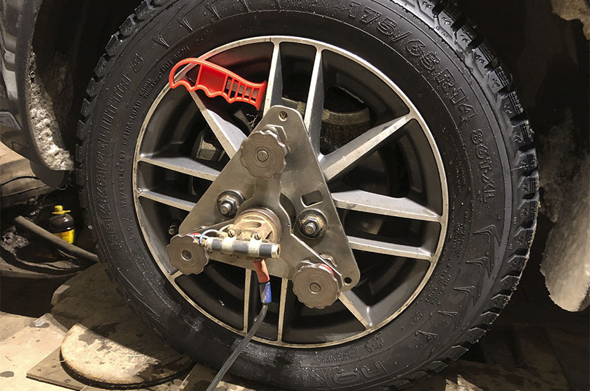 Самодельный прибор на колесе для регулировки развал-схождения — с его помощью настраиваю углы установки колёс прямо в гараже. Не нужен дорогой стенд — достаточно точности и чуть больше времени