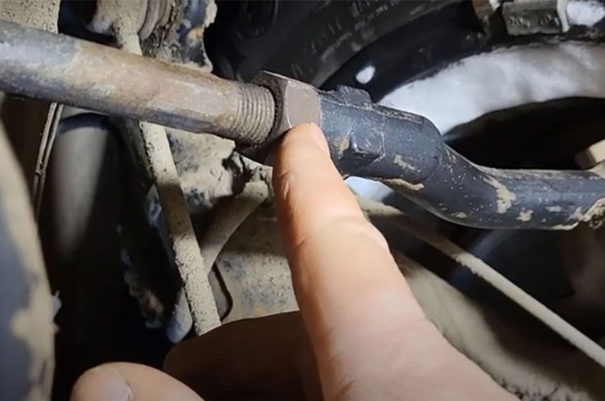 Гайка регулировки рулевой тяги — здесь и происходит настройка схождения. Но если резьбы недостаточно, даже правильное положение не спасёт