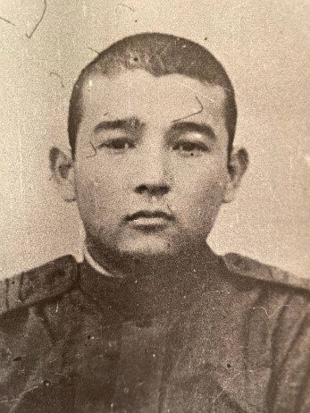 Таким был боец Анвар Шомаксудов в далекие военные годы
