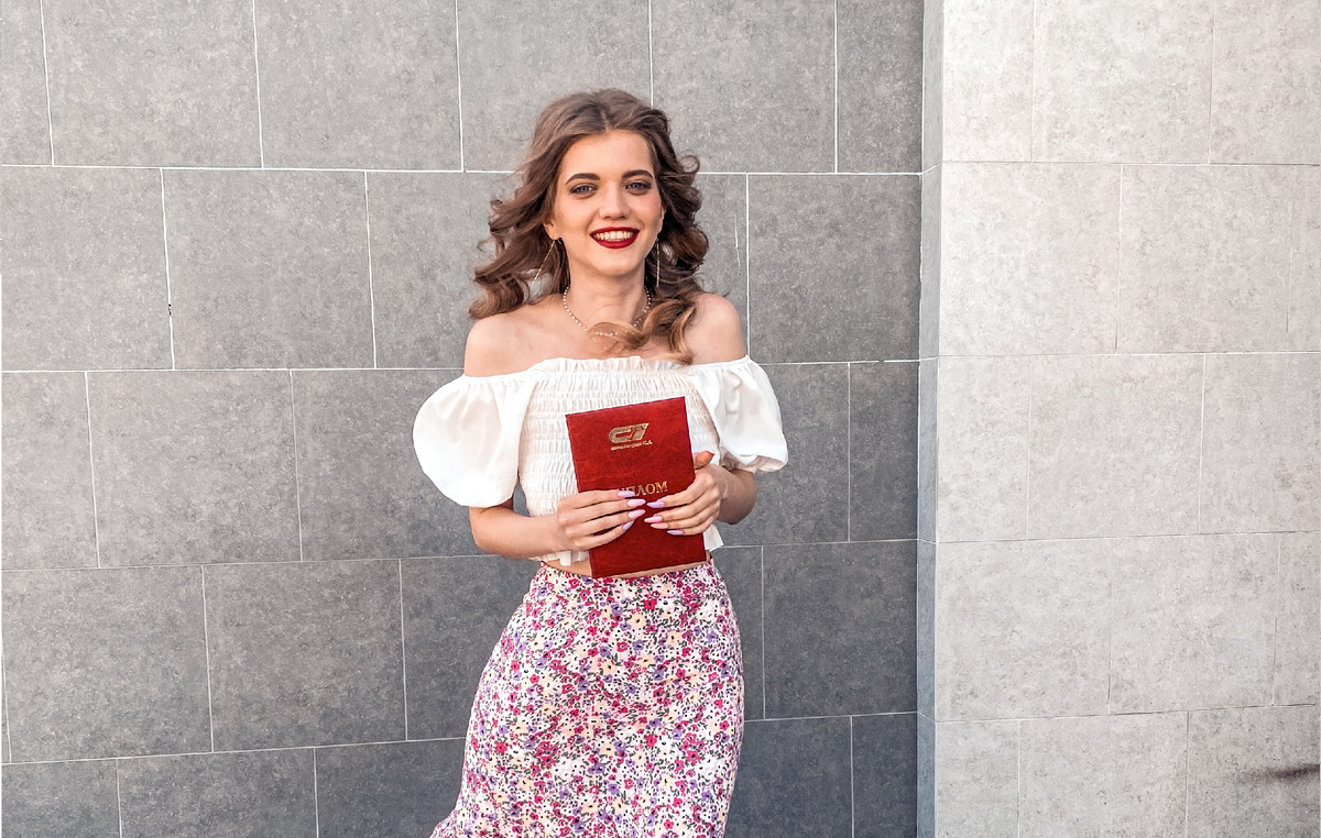 Это я в 2022 году получила своё первое высшее образование.