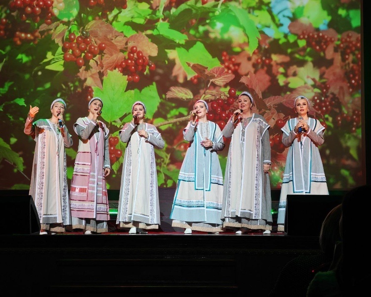     В Курске ансамбль «Русский стиль» отметил своё 20-летие юбилейным концертом