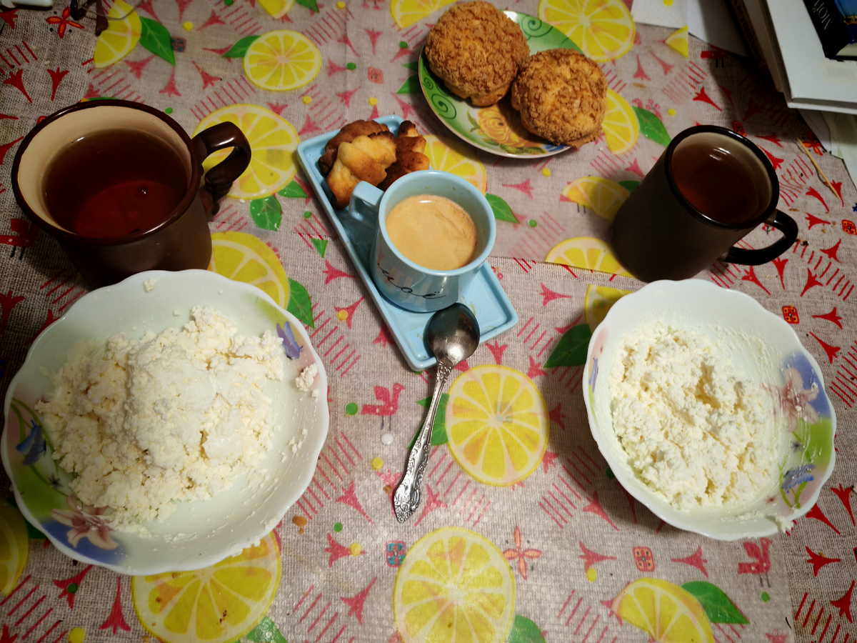 Творог+чай+пирожное у детей, творог +двойной эспрессо +крендельки у меня.