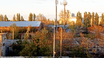 Просто вышел на балкон и записал как солнце осветило дома на закате