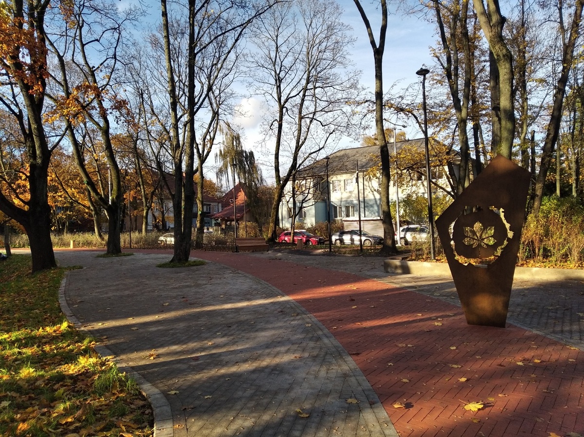 Стела из кортена знаменует начало Каштанового сквера. Листайте