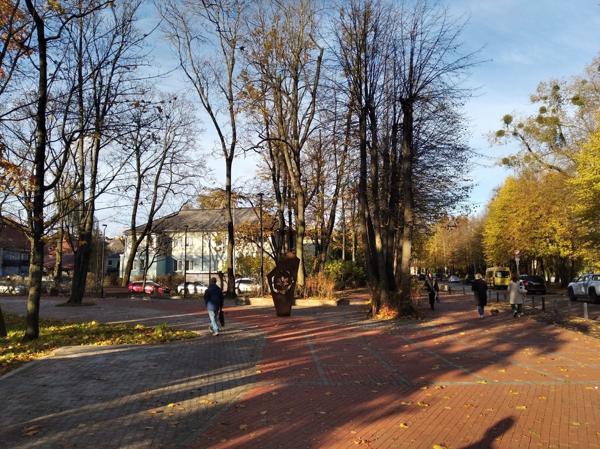 Справа - Пролетарская, прямо - Госпитальная. Дорожки в два цвета. Листайте