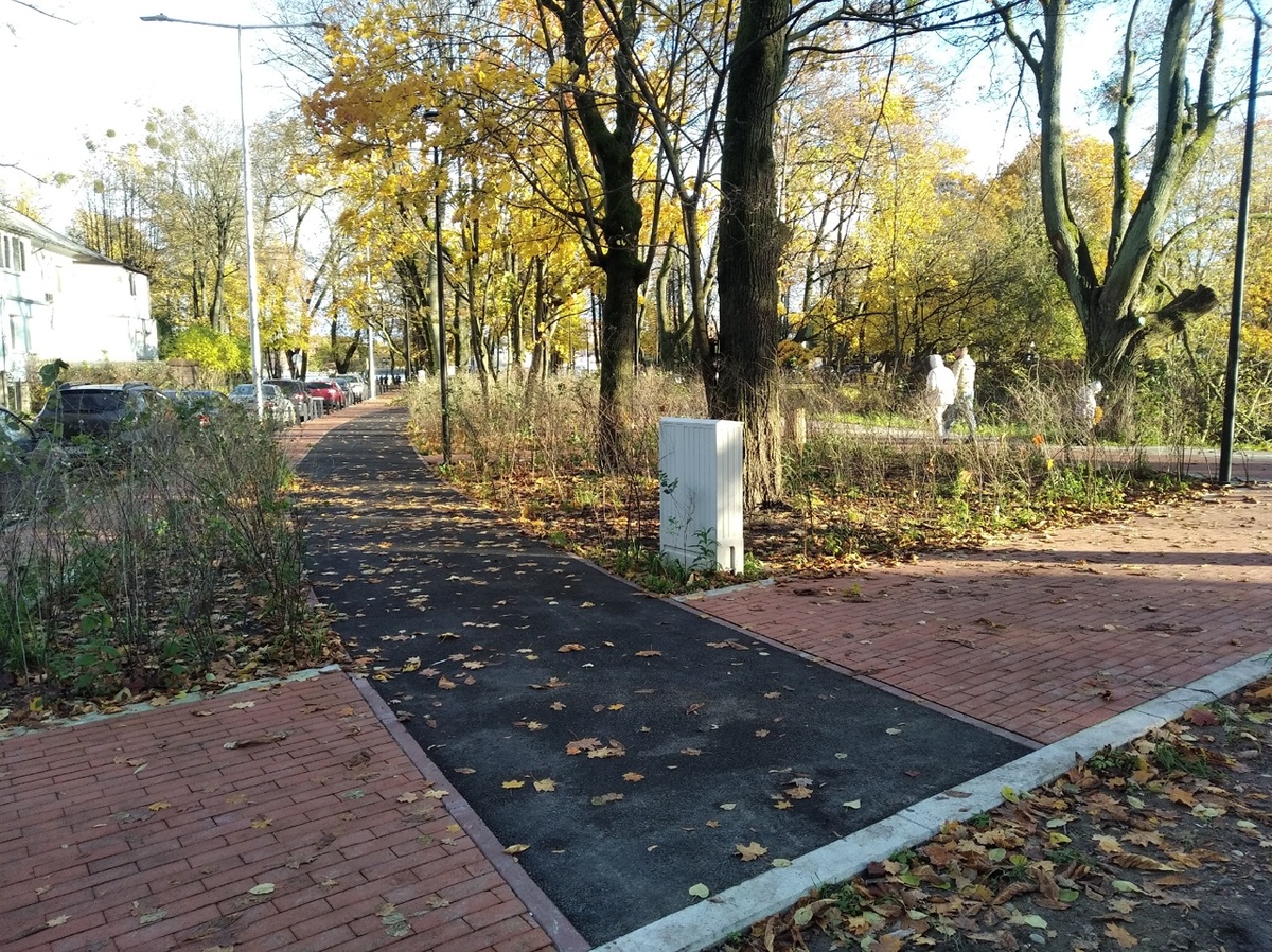 Слева - Госпитальная, справа - ров башни Врангеля. Велодорожка из асфальта короткая, но ровная. Листайте