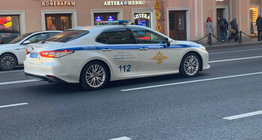    Инспектор ДПС жезлом останавливает на мосту: в чём подвох и что делать водителю? Ответ юриста