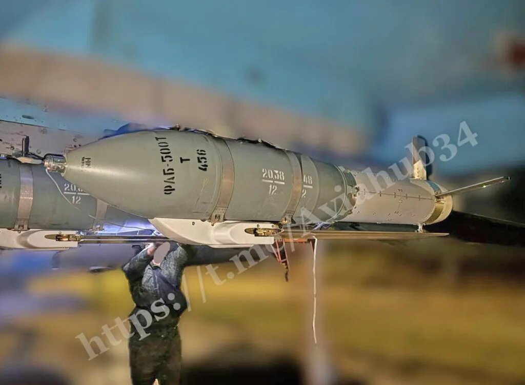 На фото: предполагаемый внешний вид российской авиационной бомбы ФАБ-500Т с УМПК, достигающей дальности полета более 100 км. Источник фото: телеграм-канал Aviahub34