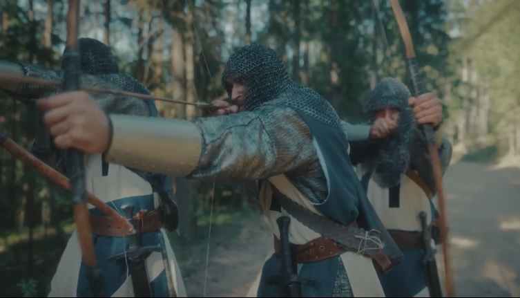 Два шведа палят куда-то влево, а третий – куда-то вправо. Избушка раздвоилась, что ли?