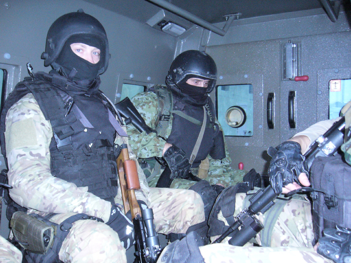 Офицеры СОБРа бронированной "газели" во время выполнения боевой задачи. Дагестан